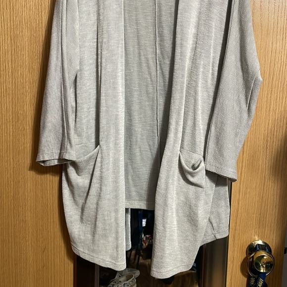 Donni grey and white striped one size fits all wrap cardigan front pockets - Picture 3 of 10